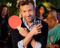 Jason Sudeikis consuming alcohol
